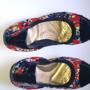 Patent Floral Leather Dexflex Scrunch Shoes